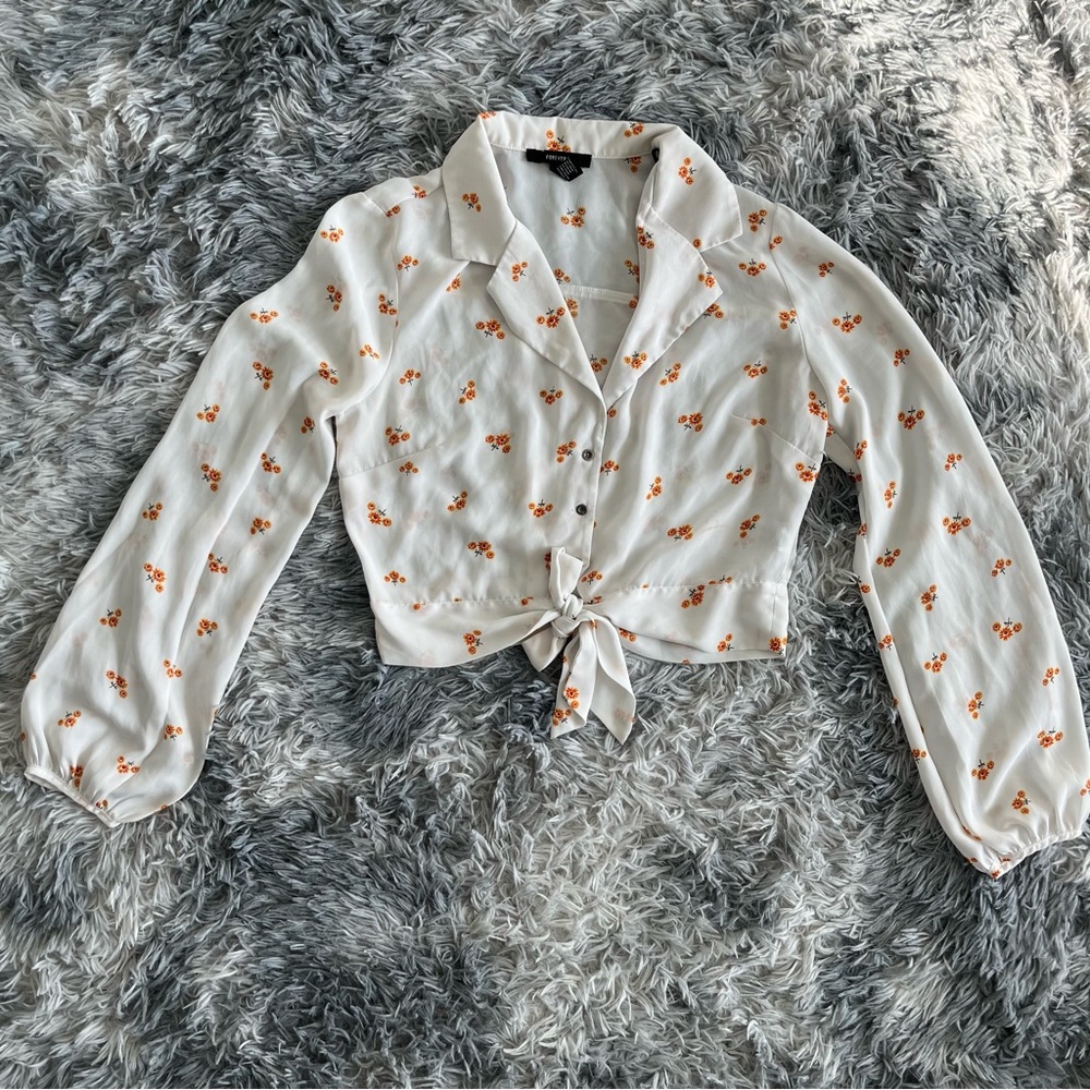 Forever 21 White Daisy Print Long Sleeve Crop Top w Collar and Front Tie- Size M